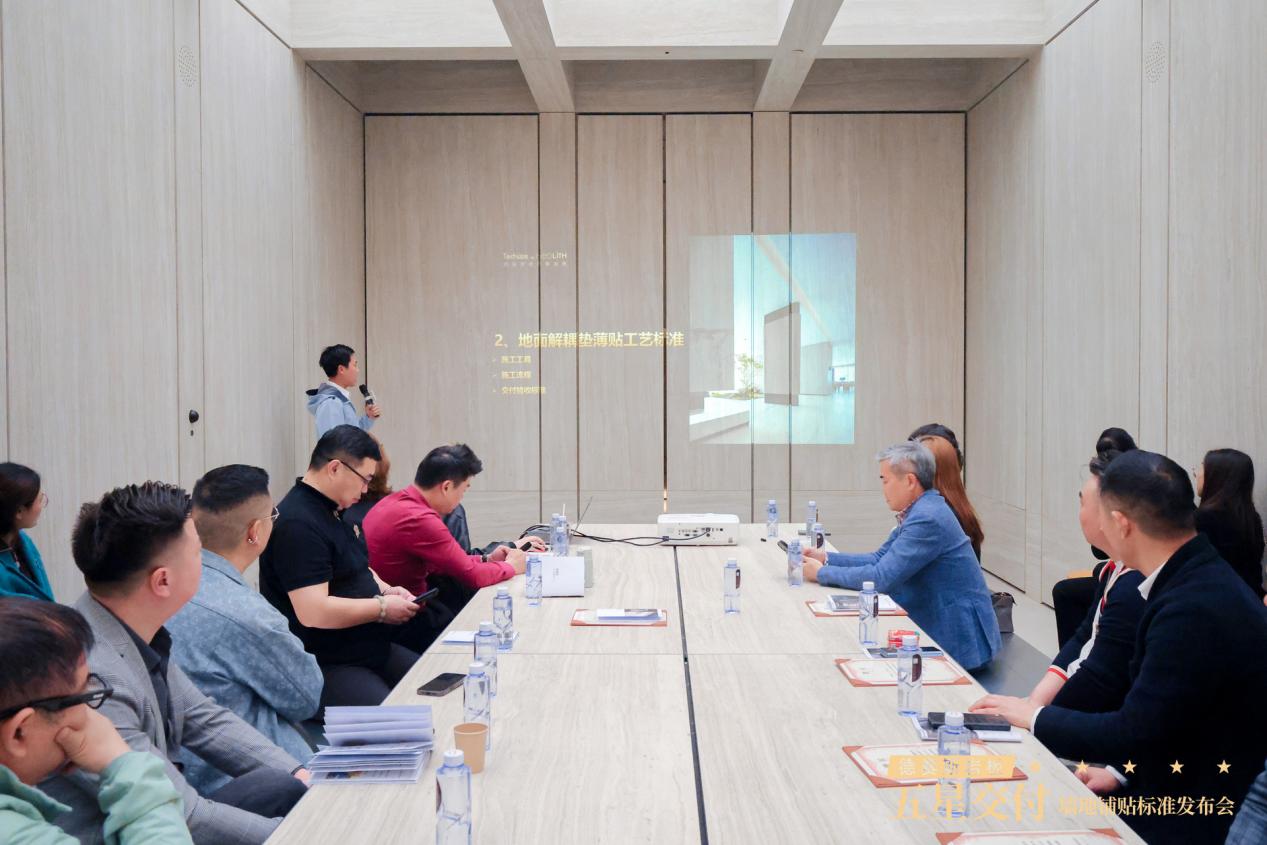 德赛斯二次定义岩板标准，五星交付筑就行业新标杆 2026年3月11日，德赛斯五星交付誓师大会暨二次定义岩板墙地铺贴标准发布会在广州德赛斯全球设计中心（美学馆）盛大启幕。此次盛会汇聚行业大咖、全国合作伙伴与德赛斯核心团队，重磅发布高端岩板墙地铺贴工艺标准，正式落地五星交付体系战略规划。这标志着德赛斯