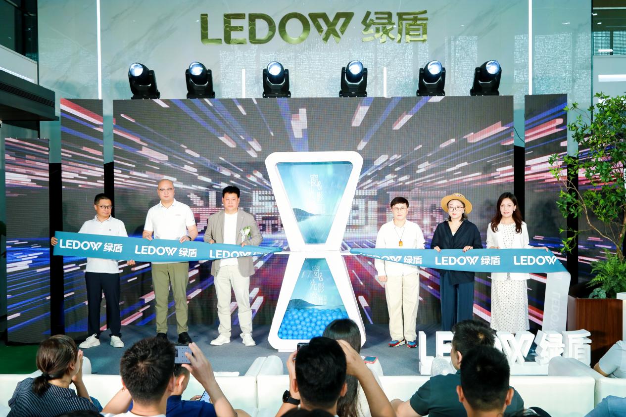 焕新健康栖居｜绿盾门窗 2026 年度新品发布，助力健康人居再升级！ 2026年7月2日，以“窗与光影空间的故事”为主题，绿盾门窗2026新品发布暨「光影画廊」揭幕盛典圆满落下帷幕。这场活动不仅是一次品牌形象的全新亮相，更标志着深耕行业二十余载的绿盾门窗，正式锚定“健康人居”的品牌定位，由此开启从