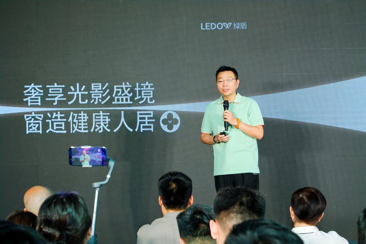 焕新健康栖居｜绿盾门窗 2026 年度新品发布，助力健康人居再升级！ 2026年7月2日，以“窗与光影空间的故事”为主题，绿盾门窗2026新品发布暨「光影画廊」揭幕盛典圆满落下帷幕。这场活动不仅是一次品牌形象的全新亮相，更标志着深耕行业二十余载的绿盾门窗，正式锚定“健康人居”的品牌定位，由此开启从