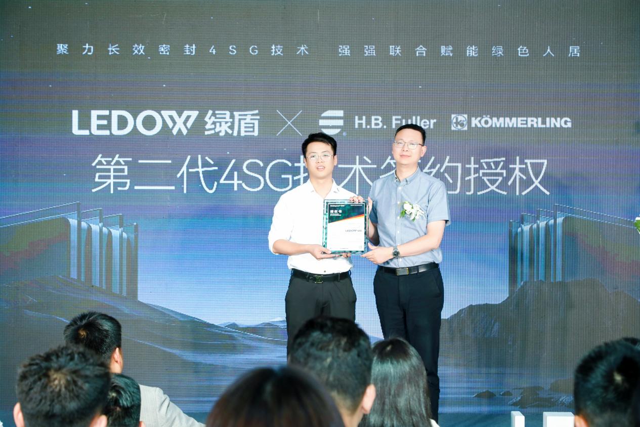 焕新健康栖居｜绿盾门窗 2026 年度新品发布，助力健康人居再升级！ 2026年7月2日，以“窗与光影空间的故事”为主题，绿盾门窗2026新品发布暨「光影画廊」揭幕盛典圆满落下帷幕。这场活动不仅是一次品牌形象的全新亮相，更标志着深耕行业二十余载的绿盾门窗，正式锚定“健康人居”的品牌定位，由此开启从