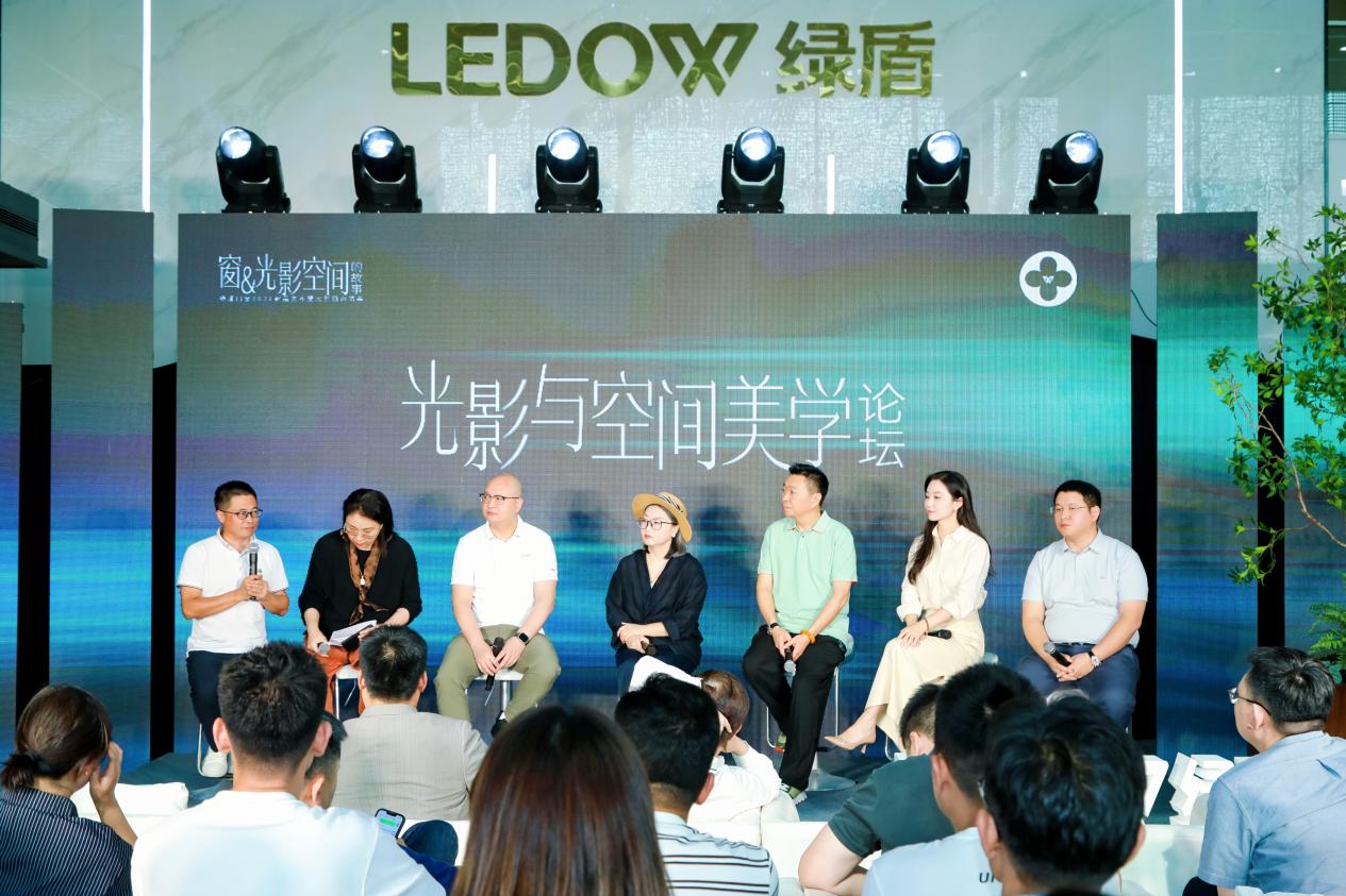 焕新健康栖居｜绿盾门窗 2026 年度新品发布，助力健康人居再升级！ 2026年7月2日，以“窗与光影空间的故事”为主题，绿盾门窗2026新品发布暨「光影画廊」揭幕盛典圆满落下帷幕。这场活动不仅是一次品牌形象的全新亮相，更标志着深耕行业二十余载的绿盾门窗，正式锚定“健康人居”的品牌定位，由此开启从